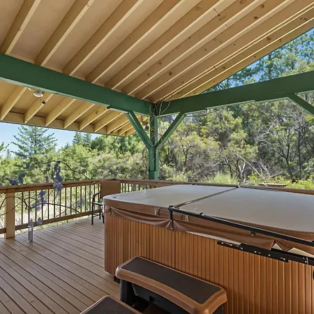 Heavenly Hilltop - 3-Level Home With Game Room Home